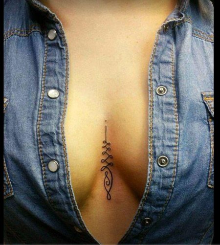 Тату уналоме между грудиной