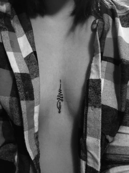 Тату уналоме на груди