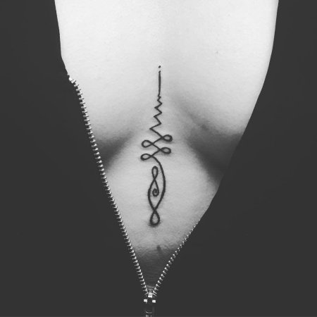 Тату между грудиной для девушек