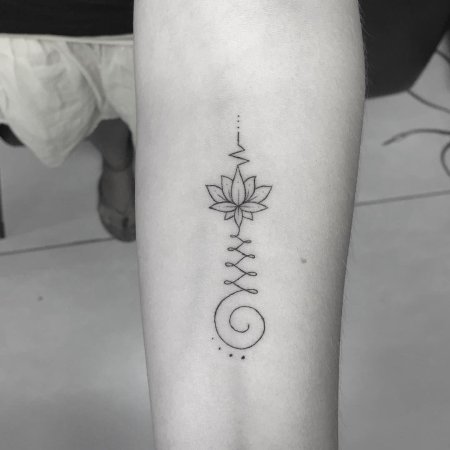 Татуировка уналоме с лотосом