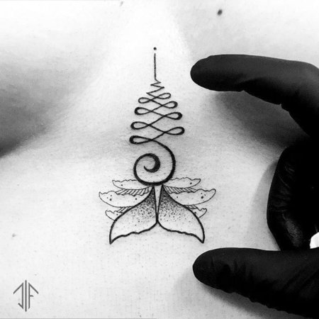 Уналоме лотос между грудиной тату