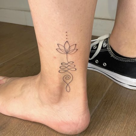 Тату лотос на голени