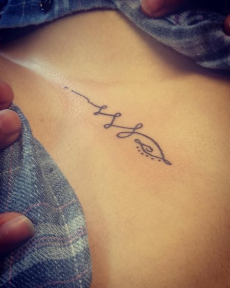 Тату на ключице для девушек надписи