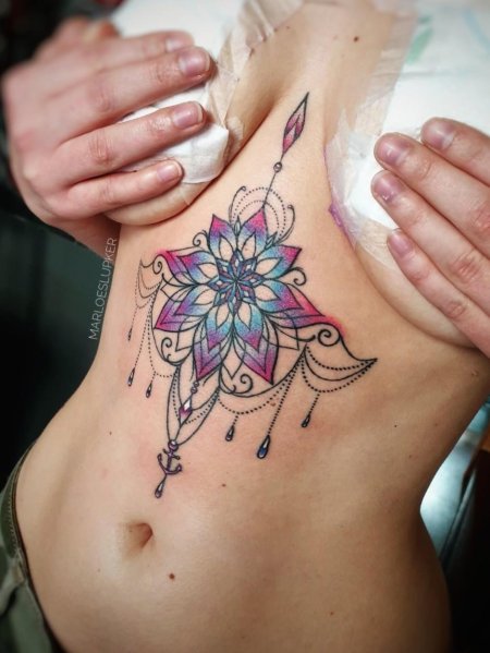 Тату под грудь