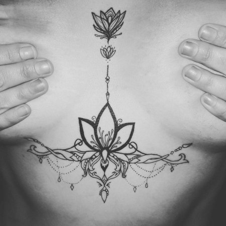 Тату лотос под грудью