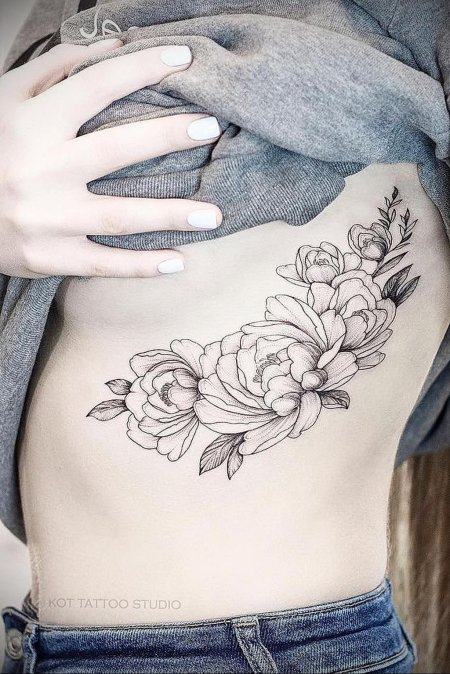 Тату с пионами