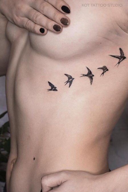 Татуировка под грудью