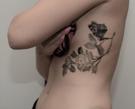 Тату на боку у девушек