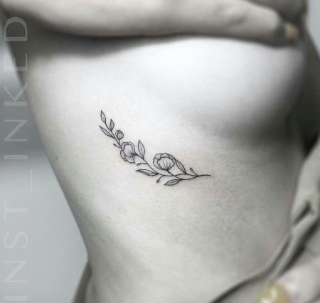 Тату на ребрах женские