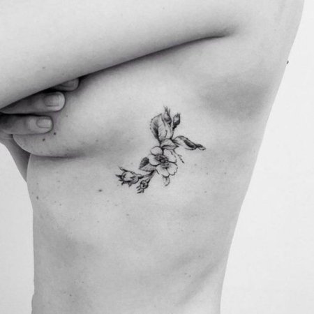 Тату цветок на ключице