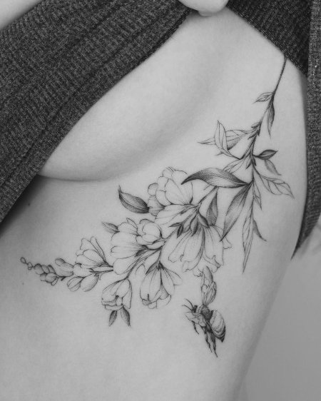 Татуировка для девушки на ключице