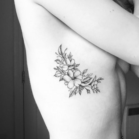 Тату на ребрах цветы