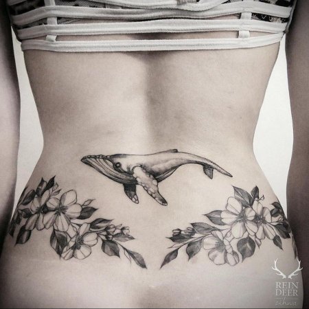 Тату кит на животе