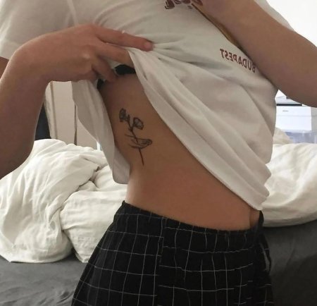 Тату для девушек на ребрах