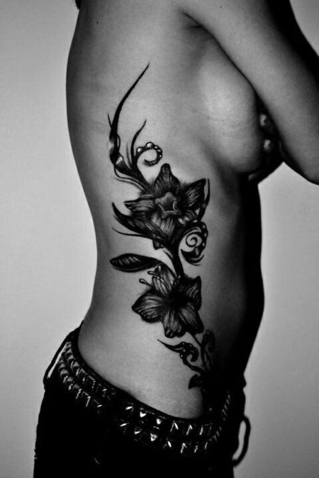 Тату на боку женские