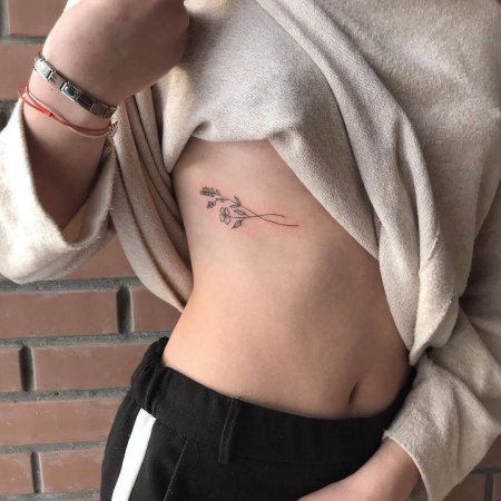 Татуировка на рёбрах для девушек