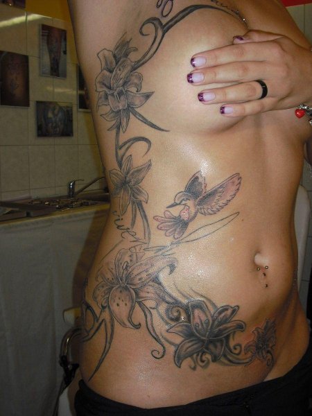 Женские тату на животе