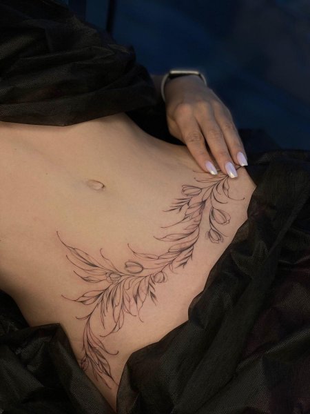 Татуировки женские на животе