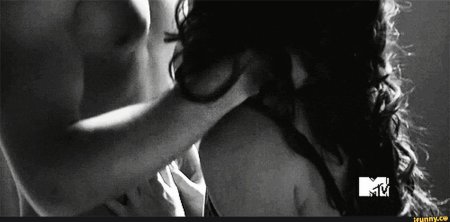 Страстный эротический поцелуй