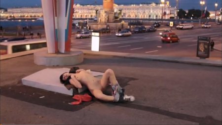 Девка разделась в питере