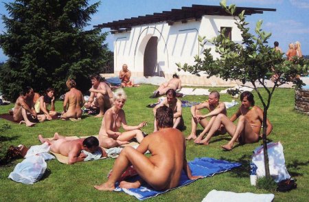 Нудисты голышом