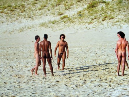 Голые мужчины и женщины на пляже