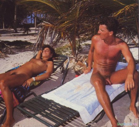 Голые мужчины на пляже
