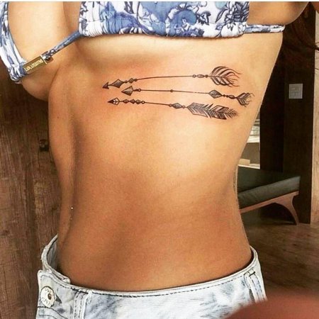 Тату стрела на ребрах