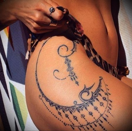 Тату на бедре женские