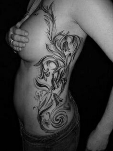 Татуировки для девушек на боку