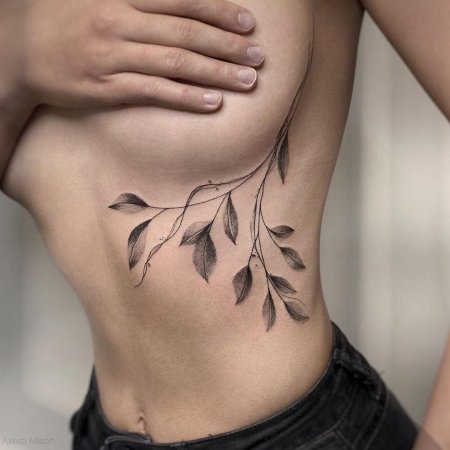 Татуировка на рёбрах для девушек