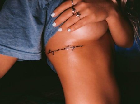 Татуировка на ребре у девушек