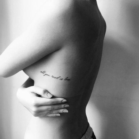 Тату на ребрах для девушек надписи