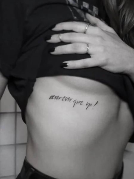 Тату под грудью надпись