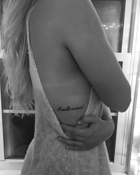 Тату на ребрах для девушек надписи