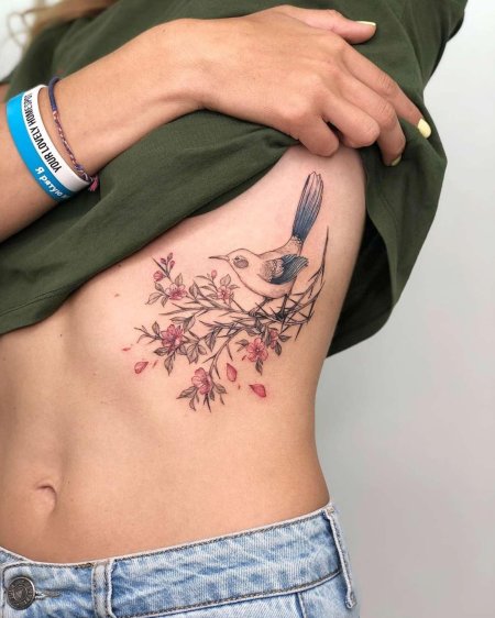 Женские тату на ребрах