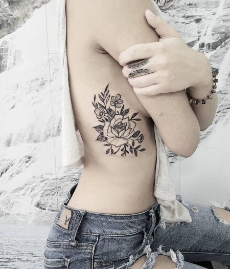 Татуировка на ребре у девушек