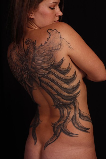 Тату крыло на спине