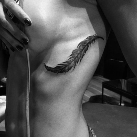 Тату с пером