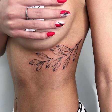 Татуировки на ребрах для девушек