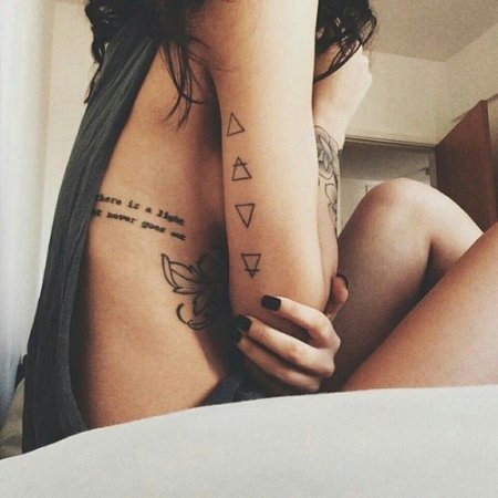 Тату на ребрах