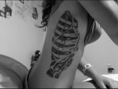 Татуировка на рёбрах для девушек