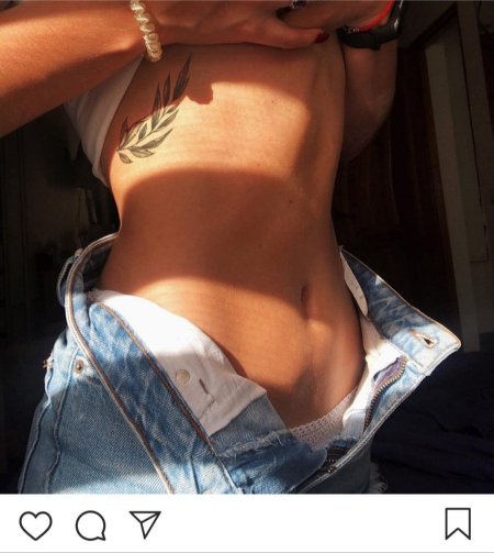 Татуировка на ребре у девушек