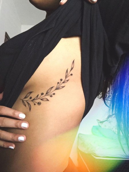 Татуировка на рёбрах для девушек