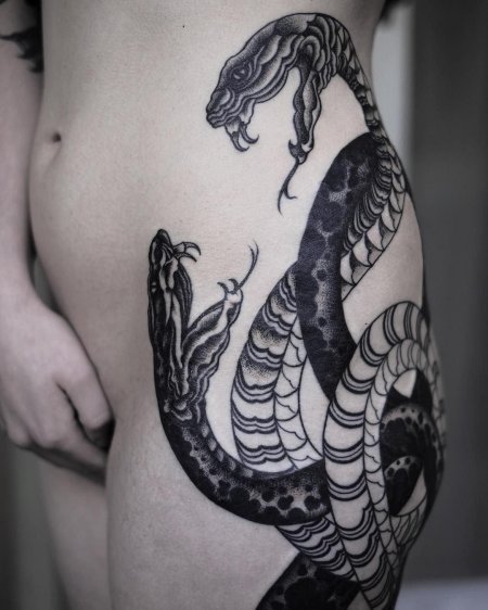Змея на бедре тату