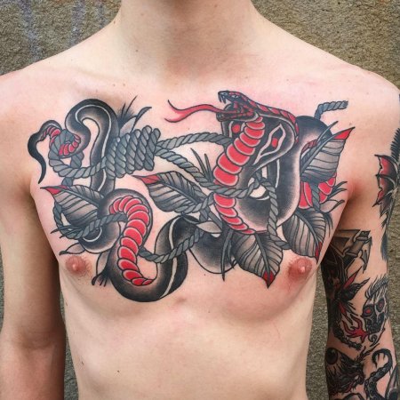 Змея на груди тату