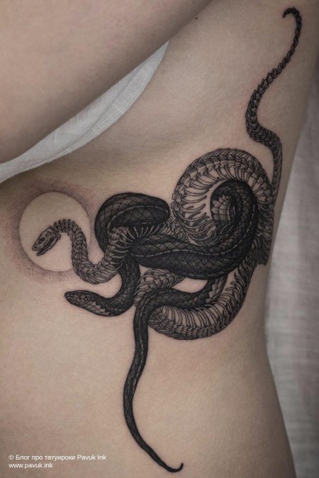 Тату между грудью змея