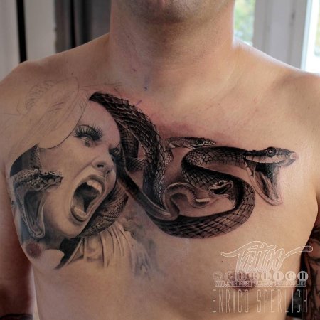 Тату горгона на груди