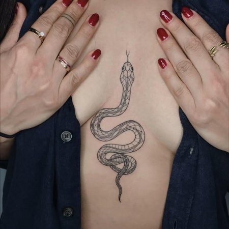 Змея тату для девушек