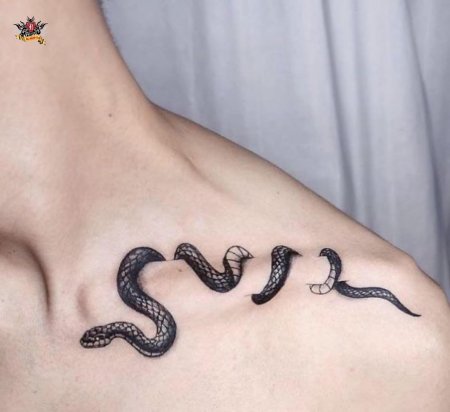 Тату змеи на ключице